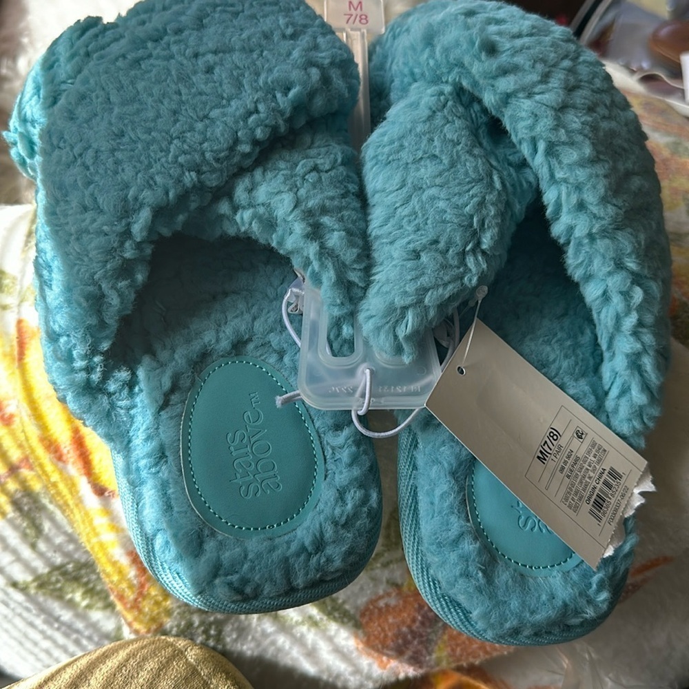 Stars above cozy teal slippers. Size medium 7 to 8 new with tags​​
